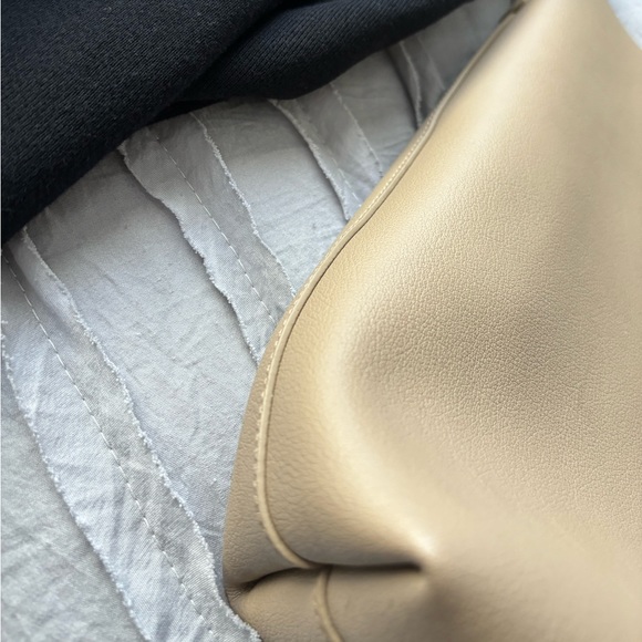 SHOPPING SAINT LAURENT IN LEATHER - Picture 14 of 16